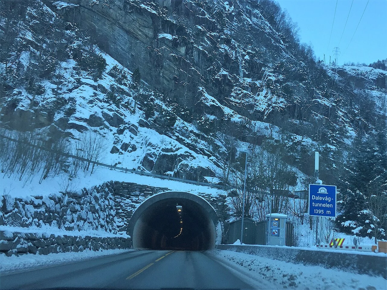 Vei langs fjorden ved Dalevågtunnelen, illustrasjonsfoto